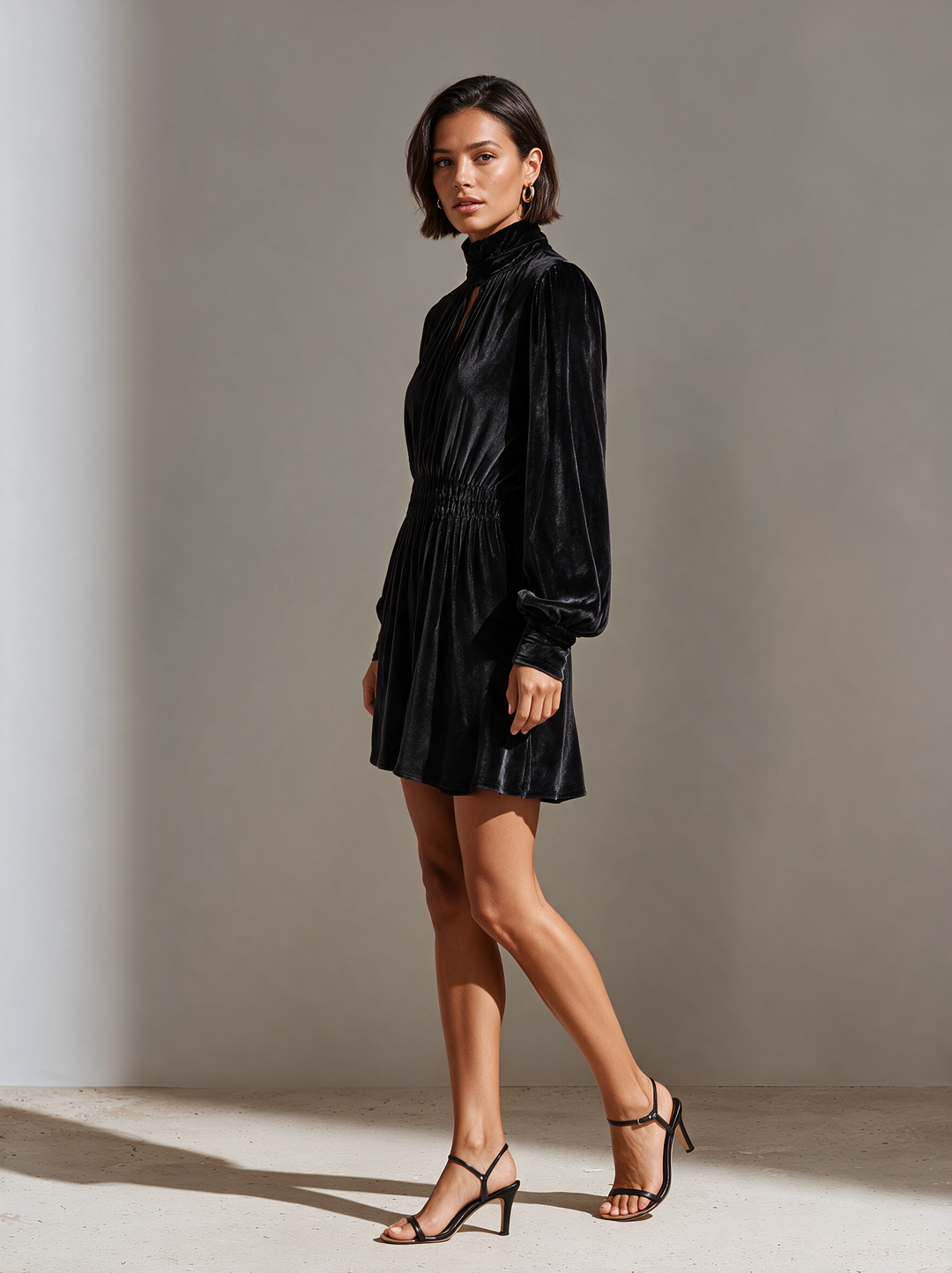 Vestido corto de terciopelo smocked de cuello alto negro para mujer MDZ0338I3R
