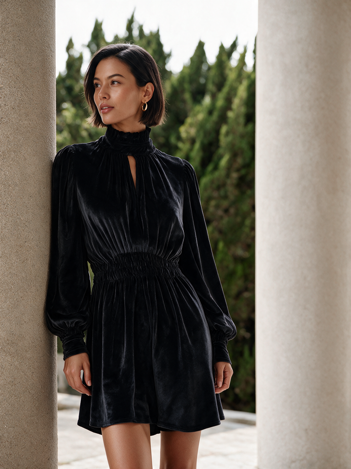 Vestido corto de terciopelo smocked de cuello alto negro para mujer MDZ0338I3R