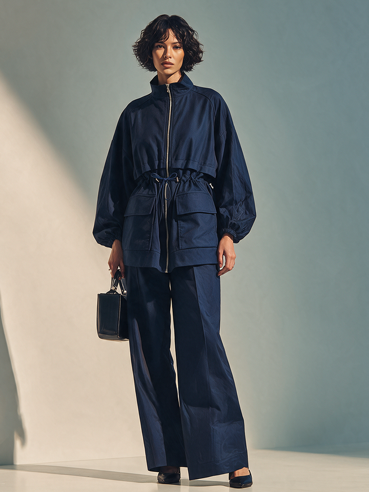Conjunto de manga larga de mujer estilo utilitario con cuello alto y cordón, azul marino
