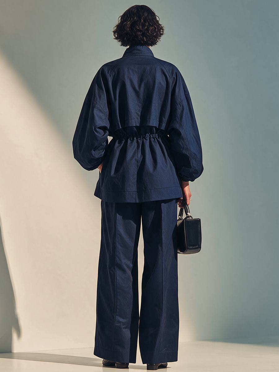 Conjunto de manga larga de mujer estilo utilitario con cuello alto y cordón, azul marino