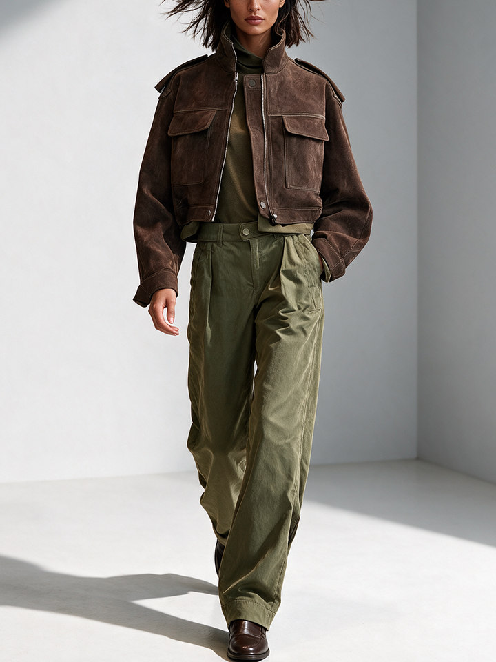 Chaqueta corta de gamuza color marrón oscuro para mujer con cuello alto utilitario