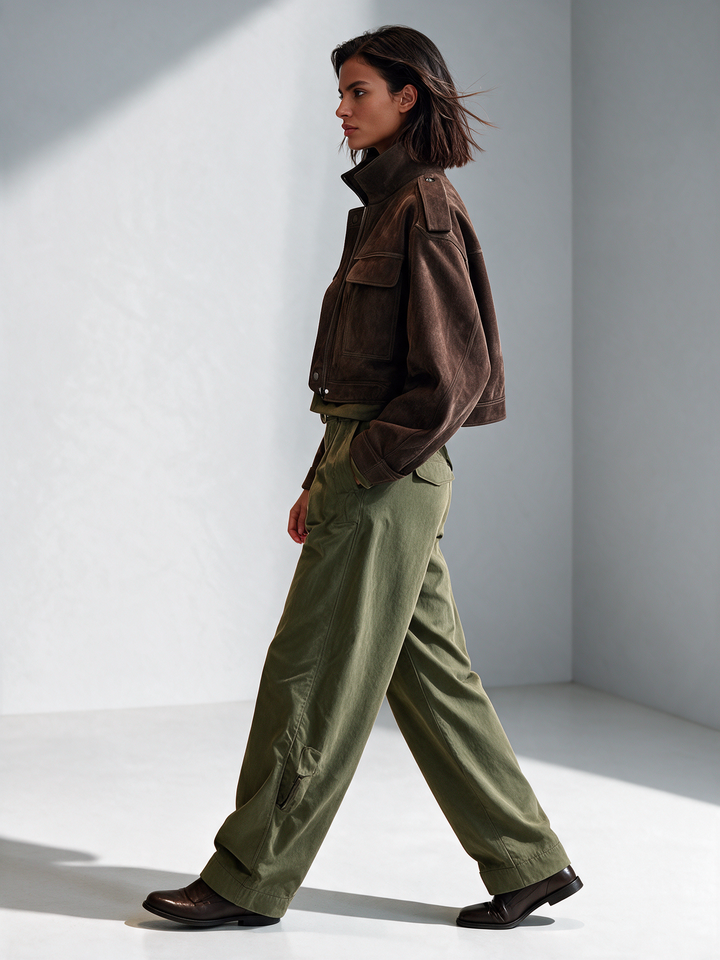 Chaqueta corta de gamuza color marrón oscuro para mujer con cuello alto utilitario