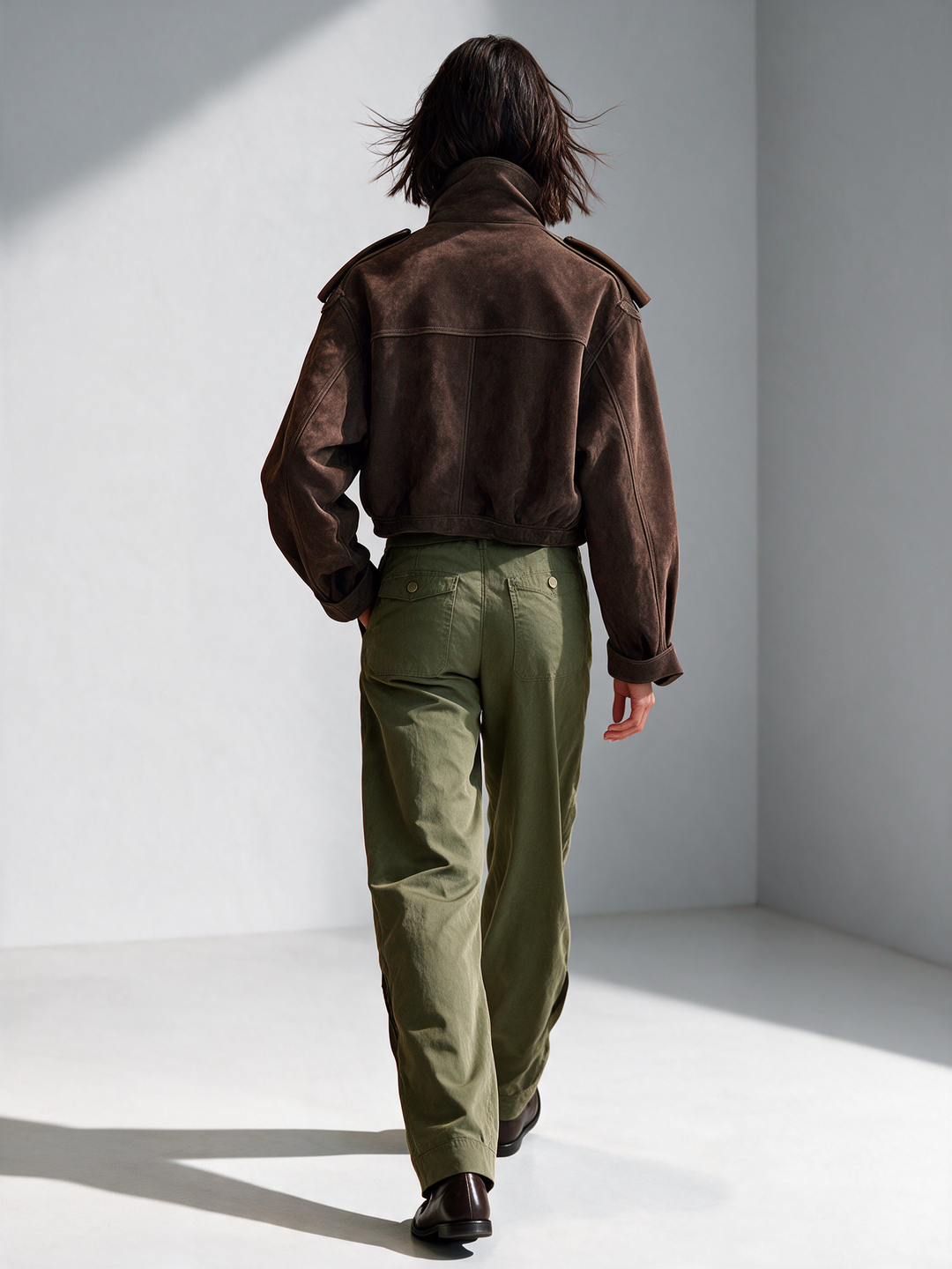 Chaqueta corta de gamuza color marrón oscuro para mujer con cuello alto utilitario